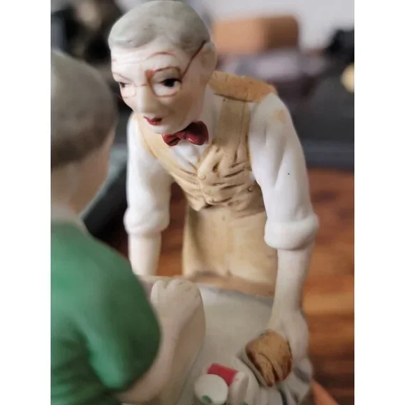 Vintage Norman Rockwell Wrapping Christmas Presents Sculpture Figurine - Picture 7 of 9